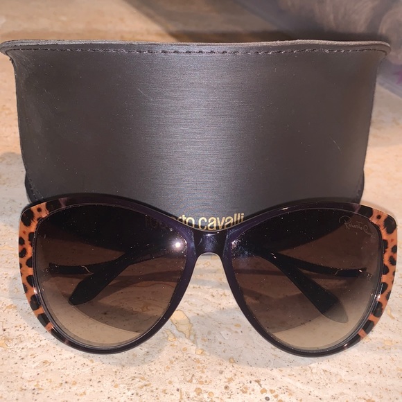 Roberto Cavalli Accessories - Roberto Cavalli sunglasses in great condition